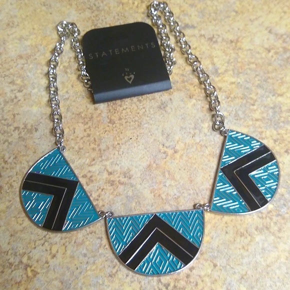 🐾 2 For $16 Black & Tealish Green Enamel Triple Medallion Bib Necklace - Picture 3 of 3